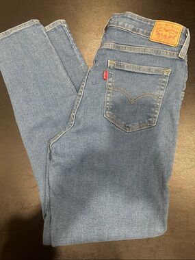 Levi's Women's Skinny Jeans in Medium Blue Denim